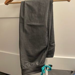 XS petite gray FIGS Livingston scrub pant.